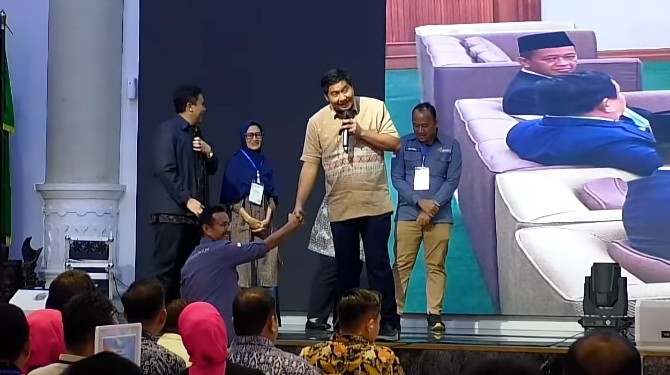 Direktur Bisnis & Syariah Bank Sumut, Syafrizalsyah menyampaikan komitmen Bank Sumut mendukung Kredit Program Perumahan di hadapan Menteri PKP, Maruarar Sirait di Medan, Jumat (10/10/2025). Pernyataan komitmen ini turut disaksikan Mendagri Tito Karnavian, Gubsu Bobby Nasution, sejumlah kepala daerah se-Sumut, asosiasi, dan pelaku usaha.Foto; Dinas Kominfo Sumut