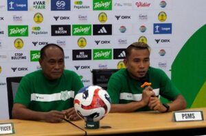 Pelatih PSMS Medan Kas Hartadi bersama Pemain PSMS Medan Rudiyana saat konfrensi pers usai laga. Foto: Reza Sahab/kaldera.id