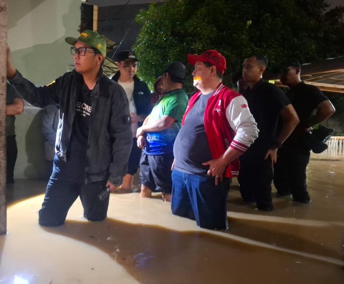 Wali Kota Medan Rico Waas bersama Anggota DPRD Medan Jusuf Suka Ginting meninjau banjir yang terjadi di Jalan Luku, Kecamatan Medan Johor, Sabtu (11/10/2025) malam. Foto: Reza Sahab/kaldera.id