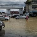 Banjir di Jalan SM Raja, tepatnya perbatasan Medan - Deliserdang, Minggu (12/10/2025). Foto: Reza Sahab/kaldera.id