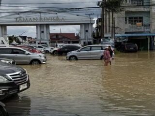 Ketinggian Air Mencapai Lutut Orang Dewasa, Perbatasan Medan - Deliserdang Macet Panjang