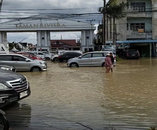Banjir di Jalan SM Raja, tepatnya perbatasan Medan - Deliserdang, Minggu (12/10/2025). Foto: Reza Sahab/kaldera.id