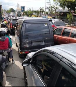 Kemacetan panjang di Jalan SM Raja. Foto: Reza Sahab/kaldera.id