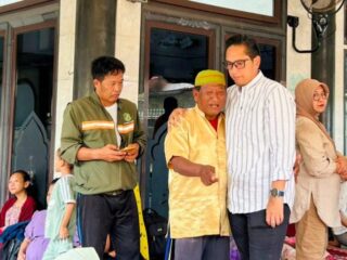 Rico Waas Turun Langsung Salurkan Bantuan Logistik untuk Korban Banjir