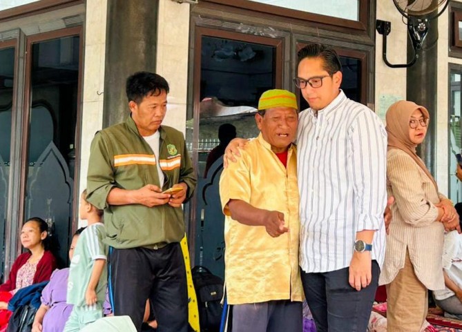 Caption Foto: Wali Kota Medan Rico Waas saat meninjau posko bagi korban banjir di Kecamatan Medan Labuhan, Minggu (12/10/2025). Foto: Dinas Kominfo Medan
