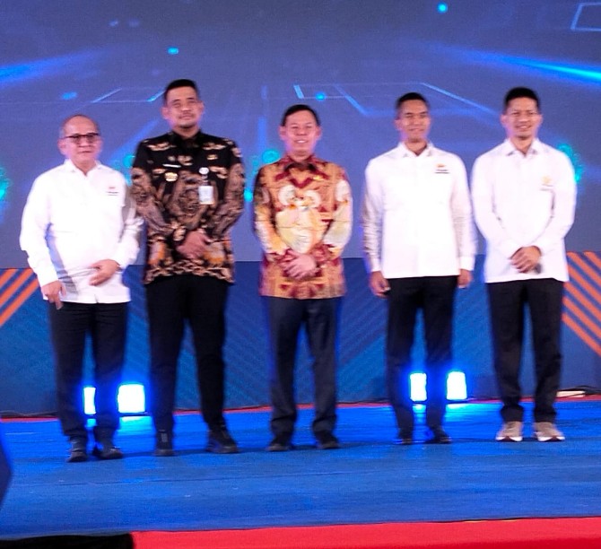 Gubernur Sumut Bobby Afif Nasution berfoto bersama dengan Ketua Umum Kadin Pusat, Anggota DPD RI, Ketua Umum Kadin Sumut usai pembukaan North Sumatra Investment Industry Trade dan Halal Expo 2025 di PRSU, Jalan Gatot Subroto, Medan, Senin (13/10/2025). Foto:Reza Sahab/kaldera.id