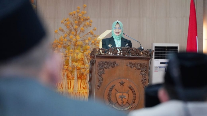 Wakil Bupati Langkat Tiorita Br Surbakti saat menghadiri sidang paripurna DPRD Langkat, Senin (13/10/2025). Foto: Dinas Kominfo Langkat