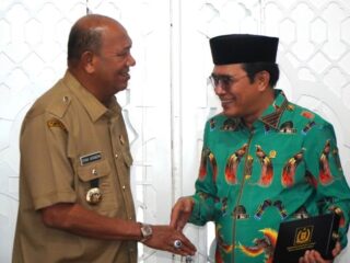 Bupati Langkat Syah Afandin bersama Anggota DPD RI Penrad Siagian saat bertemu di Kantor Bupati Langkat, Senin (13/10/2025). Foto: Dinas Kominfo Langkat