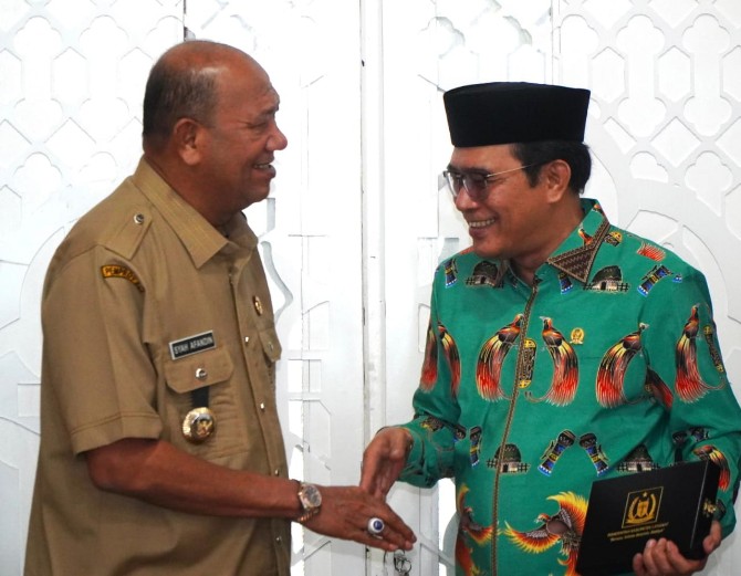 Bupati Langkat Syah Afandin bersama Anggota DPD RI Penrad Siagian saat bertemu di Kantor Bupati Langkat, Senin (13/10/2025). Foto: Dinas Kominfo Langkat