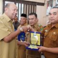 Bupati Langkat Syah Afandin memberikan penghargaan kepada penggerak pajak daerah di Pendopo Jentera Malay, Stabat, Langkat, Selasa (14/10/2025). Foto: Dinas Kominfo Langkat
