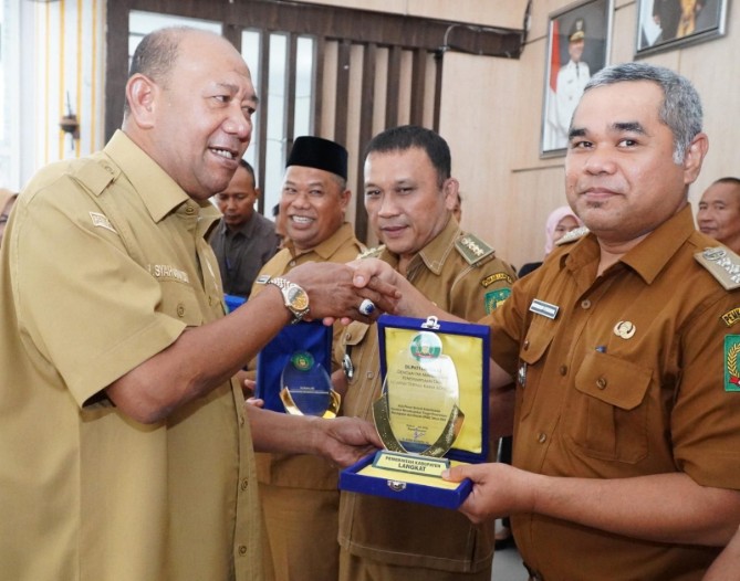 Bupati Langkat Syah Afandin memberikan penghargaan kepada penggerak pajak daerah di Pendopo Jentera Malay, Stabat, Langkat, Selasa (14/10/2025). Foto: Dinas Kominfo Langkat