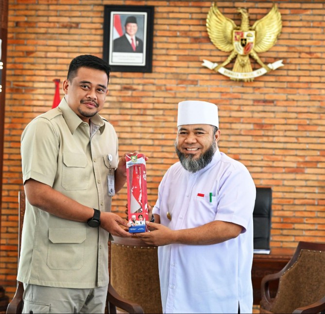 Gubernur Sumut Bobby Nasution menerima kunjungan Gubernur Bengkulu, Helmi Hasan di Kantor Gubernur Sumut, Jalan P Diponegoro, Medan, Selasa (14/10/2025). Foto: Dinas Kominfo Sumut