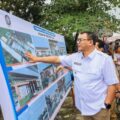 Bupati Deliserdang Asri Tambunan sedang melihat desain TPI yang direhabilitasi. Foto: Dinas Kominfo Deliserdang