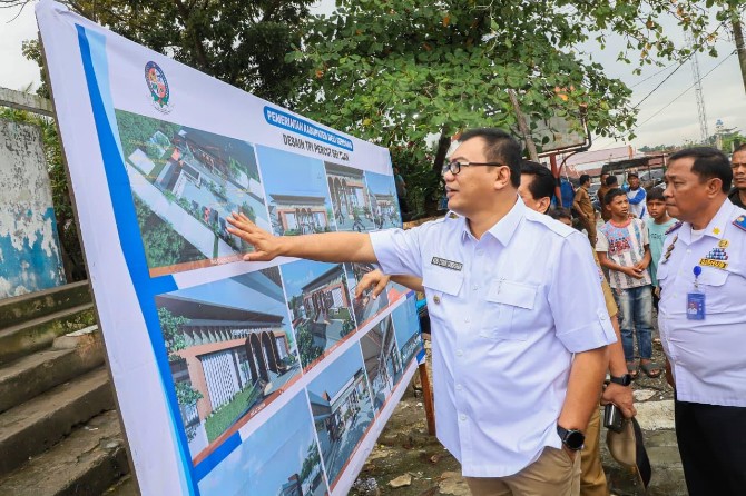 Bupati Deliserdang Asri Tambunan sedang melihat desain TPI yang direhabilitasi. Foto: Dinas Kominfo Deliserdang