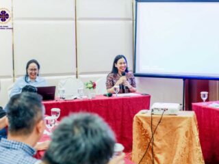 Ketua Panitia Pengarah (SC) Musda XIII PHRI BPD Sumatera Utara sekaligus ketua tim penjaringan Dewi Juita Purba (kiri) saat memimpin rapat persiapan Musda PHRI didampingi Ketua OC Prana Hutabarat (kanan).