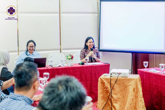 Ketua Panitia Pengarah (SC) Musda XIII PHRI BPD Sumatera Utara sekaligus ketua tim penjaringan Dewi Juita Purba (kiri) saat memimpin rapat persiapan Musda PHRI didampingi Ketua OC Prana Hutabarat (kanan).