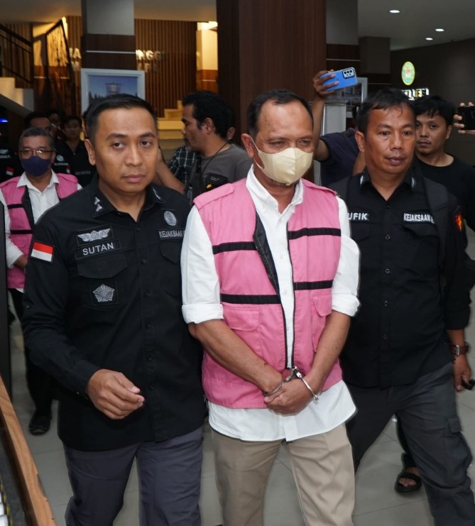 Kedua tersangka atas kasus dugaan pengalihan aset PTPN I Regional I saat dibawa penyidik Kejatisu ke Rutan Kelas 1 Tanjung Gusta. Foto: Reza Saha/kaldera.id