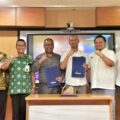 Direktur Bisnis dan Syariah Bank Sumut, Syafrizalsyah (batik hijau) menyaksikan acara penandatangan perjanjian kerja sama PT Bank Sumut DPD Real Estate Indonesia (REI) Sumut, terkait Program Penyediaan Dukungan KPR FLPP kepada Masyarakat Berpenghasil Rendah (MBR) yang ada di Provinsi Sumut. Penandatangan tersebut dilaksanakan di Gedung Kantor Pusat Bank Sumut, Jalan Imam Bonjol Medan, Rabu (15/10/2025). (Foto Dinas Kominfo Provinsi Sumut)