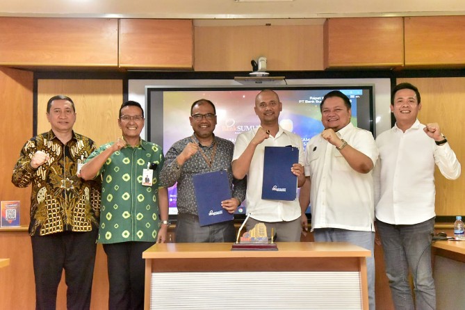 Direktur Bisnis dan Syariah Bank Sumut, Syafrizalsyah (batik hijau) menyaksikan acara penandatangan perjanjian kerja sama PT Bank Sumut DPD Real Estate Indonesia (REI) Sumut, terkait Program Penyediaan Dukungan KPR FLPP kepada Masyarakat Berpenghasil Rendah (MBR) yang ada di Provinsi Sumut. Penandatangan tersebut dilaksanakan di Gedung Kantor Pusat Bank Sumut, Jalan Imam Bonjol Medan, Rabu (15/10/2025). (Foto Dinas Kominfo Provinsi Sumut)