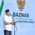 Gubernur Sumatera Utara Bobby Nasution menyerahkan Zakat secara simbolis kepada para penerima manfaat pada Penyerahan Zakat Triwulan III oleh Badan Amil Zakat Nasional (Baznas) Provinsi Sumut di Aula Raja Inal Siregar Lantai 2 Kantor Gubernur Sumut Jalan Diponegoro Kota Medan, Rabu (15/10/2025). Foto :Dinas Kominfo Sumut