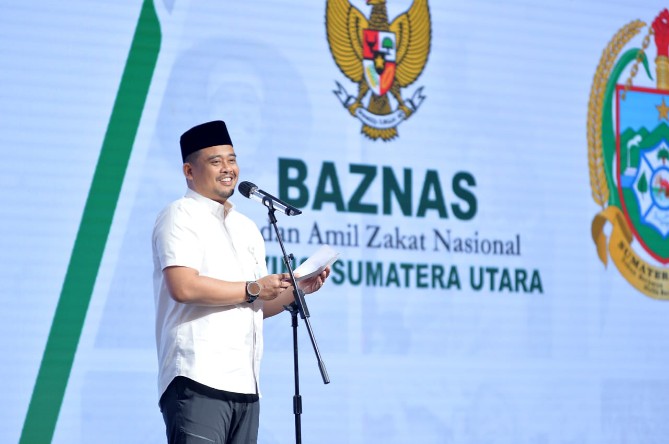 Gubernur Sumatera Utara Bobby Nasution menyerahkan Zakat secara simbolis kepada para penerima manfaat pada Penyerahan Zakat Triwulan III oleh Badan Amil Zakat Nasional (Baznas) Provinsi Sumut di Aula Raja Inal Siregar Lantai 2 Kantor Gubernur Sumut Jalan Diponegoro Kota Medan, Rabu (15/10/2025). Foto :Dinas Kominfo Sumut