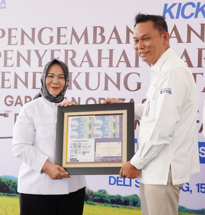 Wakil Bupati Langkat Tiorita Br Surbakti saat menerima bantuan dari Bank Indonesia untuk kelompok tani. Foto: Dinas Kominfo Langkat