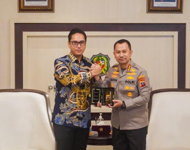 Wali Kota Medan Rico Waas bersama Kapolrestabes Medan Kombes Pol Jean Calvijn Simanjuntak di Balai Kota Medan, Kamis (16/10/2025). Foto: Dinas Kominfo Medan