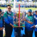 Wali Kota Medan Rico Waas didampingi Wakil Wali Kota Medan, Zakiyuddin menyerahkan Piala Juara Umum kepada Camat Medan Selayang pada penutupan Porkot Medan di Lapangan Merdeka, Jumat (17/10/2025). Foto: Dinas Kominfo Medan