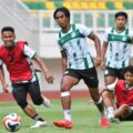 Para pemain PSMS Medan melakukan latihan persiapan menghadapi Adhyaksa FC di Banten Internasional Stadium, Sabtu (18/10/2025) malam. Foto: IST