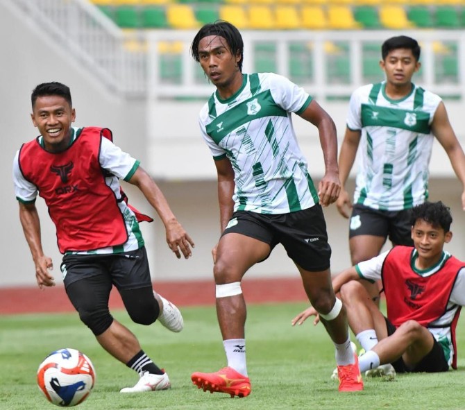 Para pemain PSMS Medan melakukan latihan persiapan menghadapi Adhyaksa FC di Banten Internasional Stadium, Sabtu (18/10/2025) malam. Foto: IST