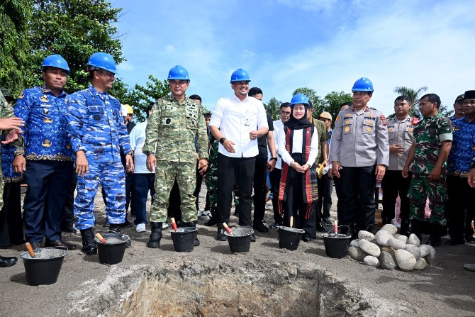 Gubernur Sumatera Utara Bobby Afif Nasution bersama Forkopimda meletakan batu pertama pembangunan Koperasi Merah Putih di Kabupaten Deliserdang, Jumat (17/10/2025). Foto: Dinas Kominfo Sumut