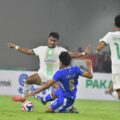Pemain Adhyaksa FC (biru) berusaha menahan laju pemain PSMS Medan dalam pertandingan lanjutan Liga 2 yang berlangsung di Banten Internasional Stadium, Sabtu (18/10/2025). Kedua tim bermain imbang 1-1. Foto: Media Officer PSMS Medan