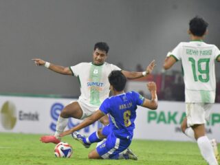 Pemain Adhyaksa FC (biru) berusaha menahan laju pemain PSMS Medan dalam pertandingan lanjutan Liga 2 yang berlangsung di Banten Internasional Stadium, Sabtu (18/10/2025). Kedua tim bermain imbang 1-1. Foto: Media Officer PSMS Medan