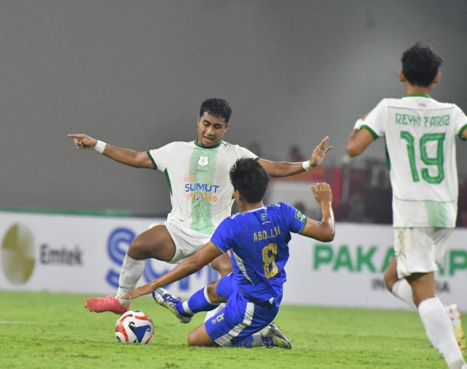 Pemain Adhyaksa FC (biru) berusaha menahan laju pemain PSMS Medan dalam pertandingan lanjutan Liga 2 yang berlangsung di Banten Internasional Stadium, Sabtu (18/10/2025). Kedua tim bermain imbang 1-1. Foto: Media Officer PSMS Medan