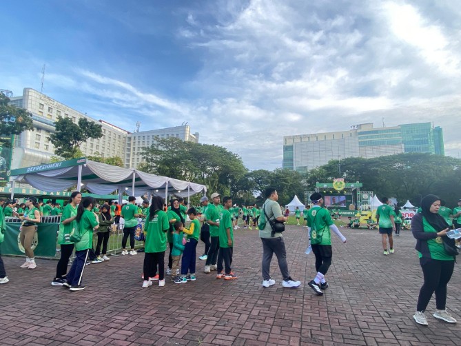 Suasana acara kesehatan bertajuk Anlene 10.000 Langkah — OsteoWalk & OsteoRun 5K di Lapangan Benteng Medan