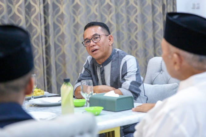 Wakil Wali Kota Medan Zakiyuddin saat menerima pimpinan Ponpes Darunnajah di kediaman pribadinya, Sabtu (18/10/2025) malam. Foto: Dinas Kominfo Medan