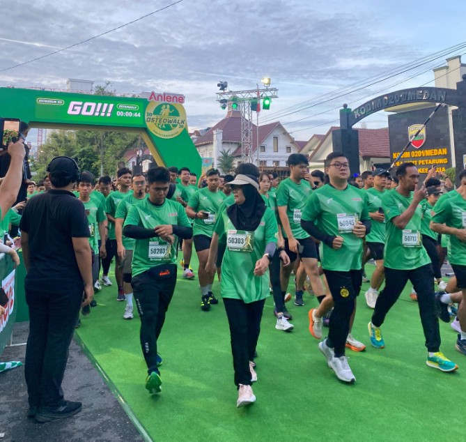 Suasana acara kesehatan bertajuk Anlene 10.000 Langkah — OsteoWalk & OsteoRun 5K di Lapangan Benteng Medan