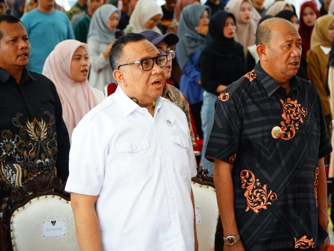 Bupati Langkat Syah Afandin (pakai batik) mendampingi Wamenaker RI Afriansyah Noor membuka secara resmi kegiatan Tailor Made Training (TMT) sektor perunggasan nasional di Jentera Malay, Rumah Dinas Bupati Langkat, Sabtu (18/10/2025). Foto: Dinas Kominfo Langkat