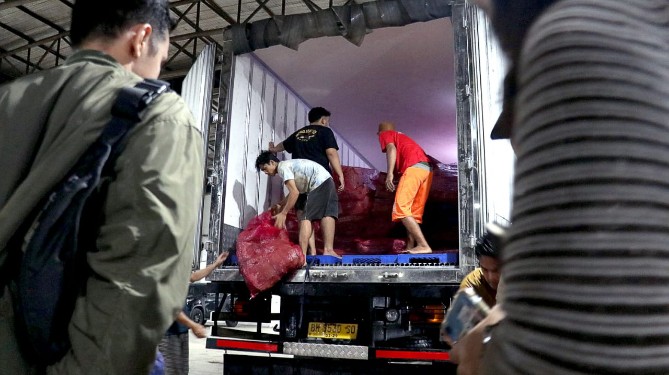 Kepala Biro Perekonomian Setdaprov Sumut, Poppy Marulita Hutagalung, menerima kedatangan tahap pertama cabai merah dari Jawa, di Pasar Lau Cih, Medan, Sabtu (18/10/2025). (DISKOMINFO SUMUT)