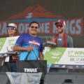 Sekretaris Daerah Provinsi Sumatera Utara (Sumut) Togap Simangunsong menyerahkan piala dan hadiah kepada para pemenang lari lintas alam Trail of The Kings Lake Toba by UTMB di panggung utama Waterfront Pangururan Kabupaten Samosir, Minggu (19/10/2025). Foto : Diskominfo Sumut