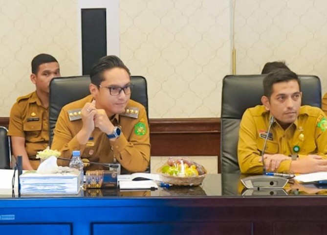 Wali Kota Medan Rico Waas saat memimpin rapat bersama BWS II dalam mengatasi banjir di Kota Medan, Senin (20/10/2025). Foto: Dinas Kominfo Medan