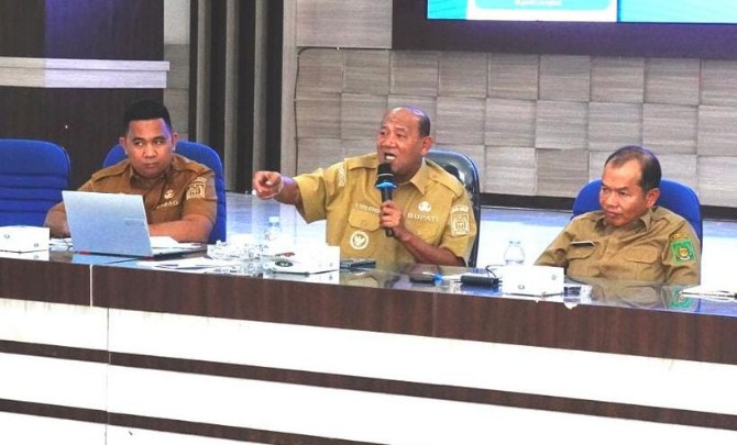 Bupati Langkat Syah Afandin saat memimpin Rapat Koordinasi (Rakor) MBG di Ruang Pola Kantor Bupati Langkat, Selasa (21/10/2025). Foto: Dinas Kominfo Langkat