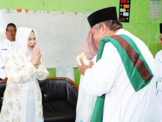 Peringatan Hari Santri Nasional (HSN) 2025 tingkat Kabupaten Langkat berlangsung khidmat di halaman Pondok Pesantren Nurul Amal, Kecamatan Kuala, Rabu (22/10/2025).