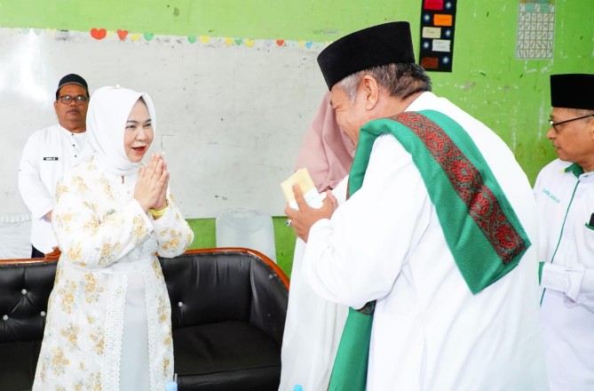 Peringatan Hari Santri Nasional (HSN) 2025 tingkat Kabupaten Langkat berlangsung khidmat di halaman Pondok Pesantren Nurul Amal, Kecamatan Kuala, Rabu (22/10/2025).
