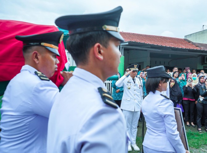 Wali Kota Medan Rico Waas saat melepas pemberangkatan jenazah Almarhum Camat Medan Amplas, Putera Ramadan Stumeang.Foto: Dinas Kominfo Medan