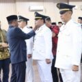Wali Kota Binjai Amir Hamzah meletakan tanda pangkat kepada salah satu camat yang dilantik. Foto: IST