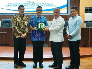 Teks Poto : Kepala Kejaksaan Tinggi Sumatera Utara, Harli Siregar didampingi Asisten Perdata dan Tata Usaha Negara Datuk Rosihan Anwar bersama Direktur Bisnis dan Syariah Bank Sumut, Syafrizalsyah bersama Direktur Kepatuhan, Eksir melakukan penandatanganan perjanjian kerja sama, Kamis (23/10/2025) di Gedung Kejatisu, Medan. Foto:  Dokumen Bidang Humas Bank Sumut