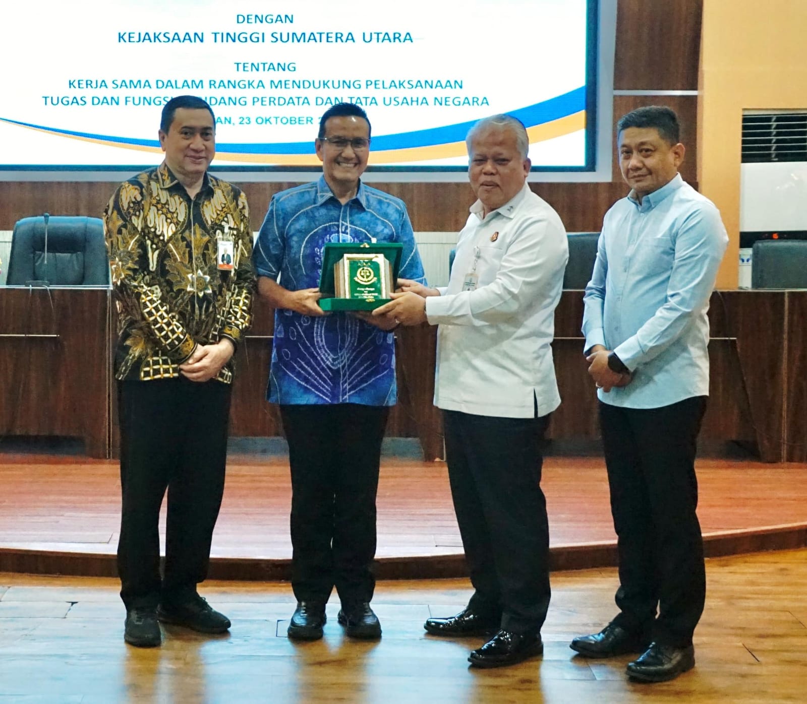 Teks Poto : Kepala Kejaksaan Tinggi Sumatera Utara, Harli Siregar didampingi Asisten Perdata dan Tata Usaha Negara Datuk Rosihan Anwar bersama Direktur Bisnis dan Syariah Bank Sumut, Syafrizalsyah bersama Direktur Kepatuhan, Eksir melakukan penandatanganan perjanjian kerja sama, Kamis (23/10/2025) di Gedung Kejatisu, Medan. Foto:  Dokumen Bidang Humas Bank Sumut