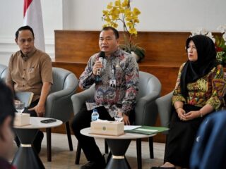 Kepala BKAD Sumut Timur Tumanggor saat memberikan keterangan terkait dana terendap Pemprovsu di Kantor Gubernur Sumut, Jalan P Diponegoro, Jumat (24/10/2025). Foto: Dokumen Dinas Kominfo Sumut