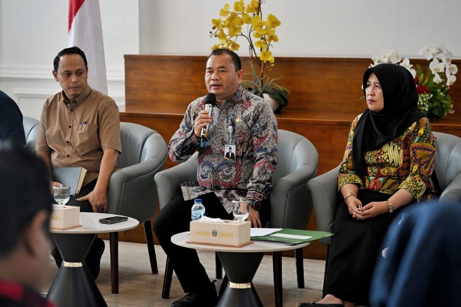 Kepala BKAD Sumut Timur Tumanggor saat memberikan keterangan terkait dana terendap Pemprovsu di Kantor Gubernur Sumut, Jalan P Diponegoro, Jumat (24/10/2025). Foto: Dokumen Dinas Kominfo Sumut